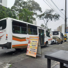 En Manizales los buses de transporte público aún se parquean en avenidas